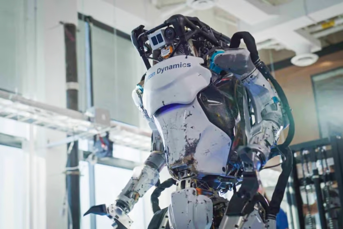 Робот-гуманоїд від Boston Dynamics навчився перекладати амортизатори