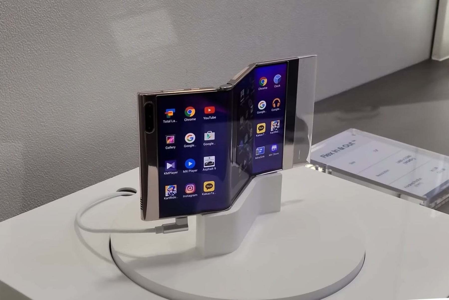 Galaxy G Fold: Samsung розробляє перший у світі потрійний складаний смартфон
