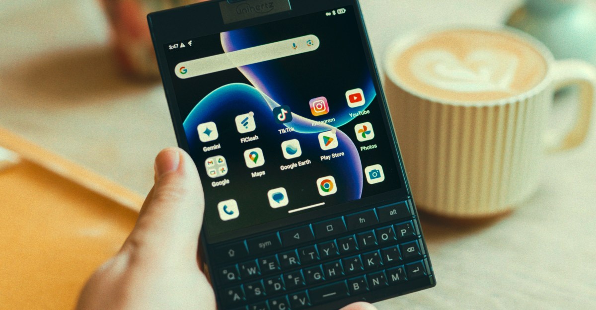 Titan 2 – це вдосконалений BlackBerry з 5G, Android та додатковим екраном