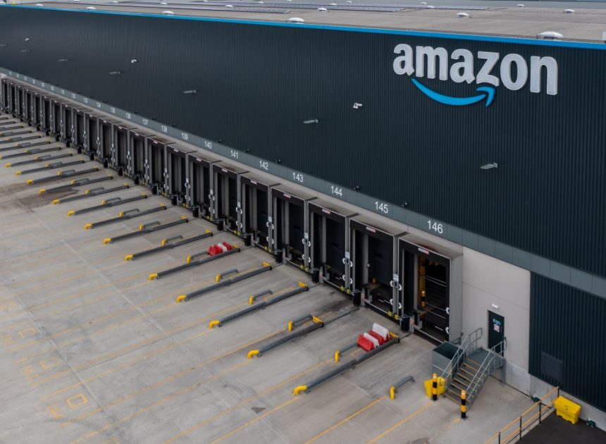 Amazon Зосереджується на Власній AI Технології у В той Час Як Walmart Розширює Кадровий Склад
