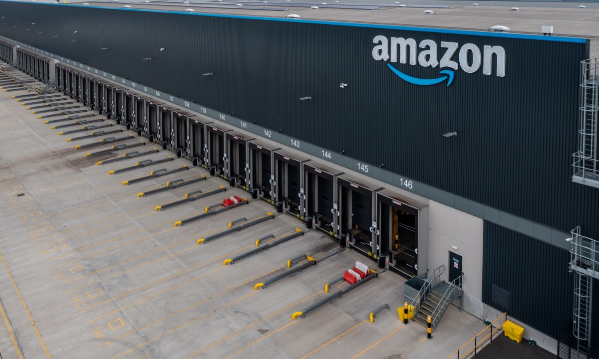 Amazon Зосереджується на Власній AI Технології у В той Час Як Walmart Розширює Кадровий Склад