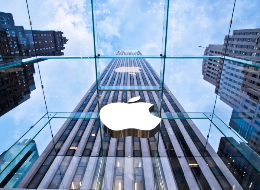 Apple Заявляє Про Значні Інвестиції в Штучний Інтелект і Попереджає Про Втрати Внаслідок Мита у $1 Мільярд
