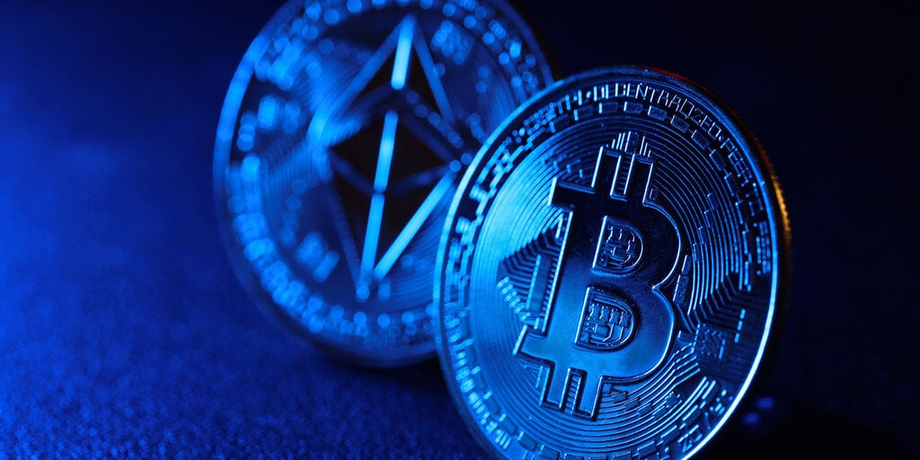 Куди поділися власники світшотів з Bitcoin та Ethereum?