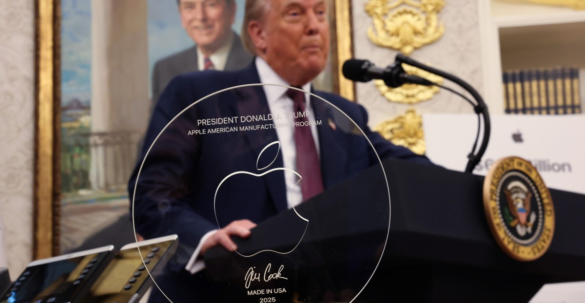 Apple створила статуетку з 24-каратного золота та скла для Дональда Трампа