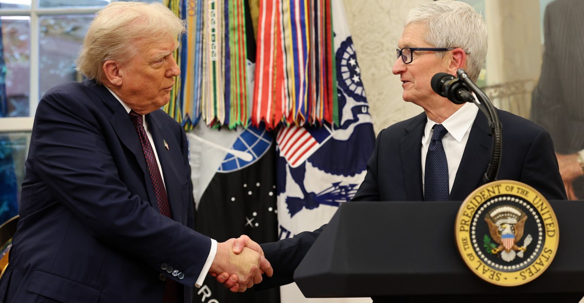 Apple представляє план виробництва в США на суму 100 мільярдів доларів під тиском Дональда Трампа