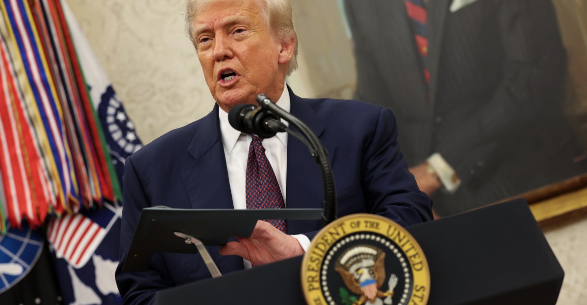 Трамп погрожує стягненням 100 відсоткових мит на комп’ютерні чіпи з величезною прогалиной