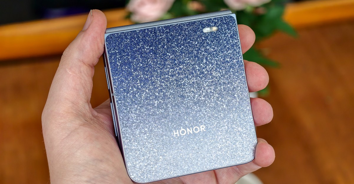 Новий складаний телефон Honor ідеально пасує до ваших Jimmy Choos