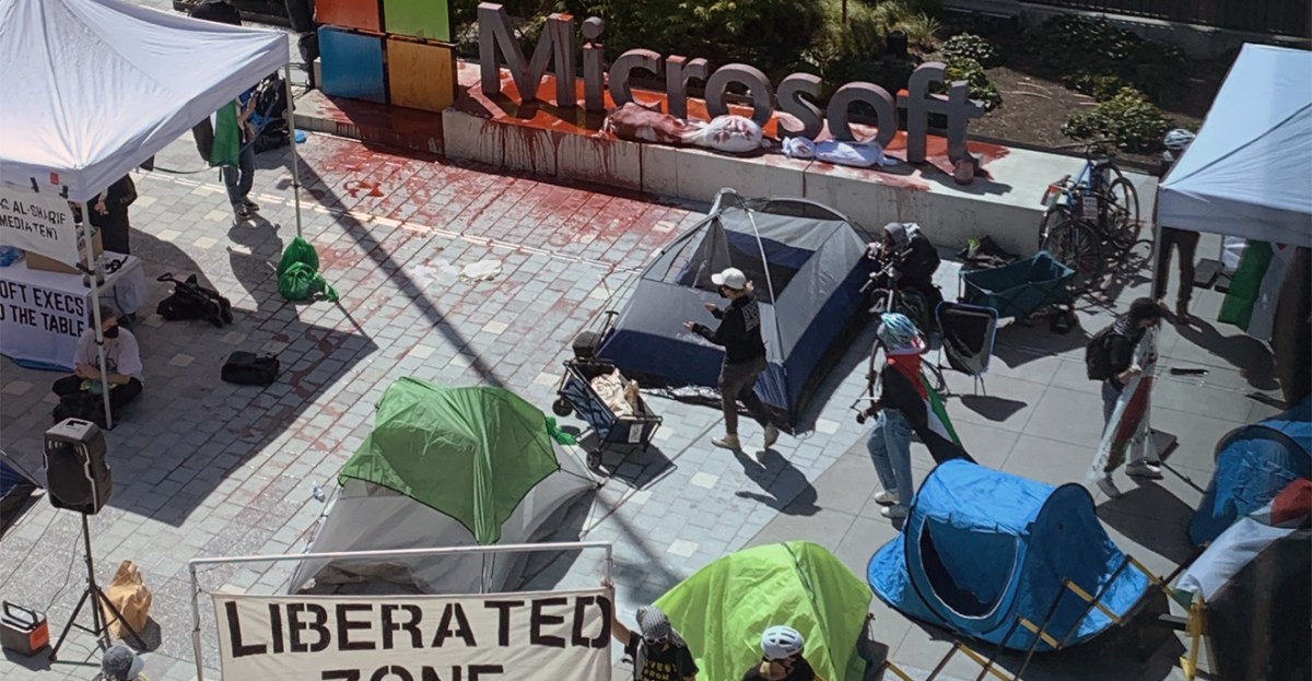 Арешт співробітника Microsoft під час протесту проти контрактів з Ізраїлем у штаб-квартирі компанії