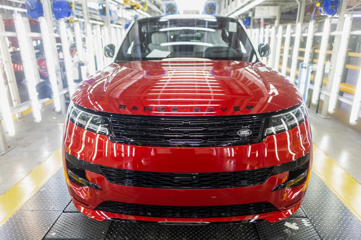 Jaguar Land Rover зупинить виробництво на третій тиждень через кібернапад
