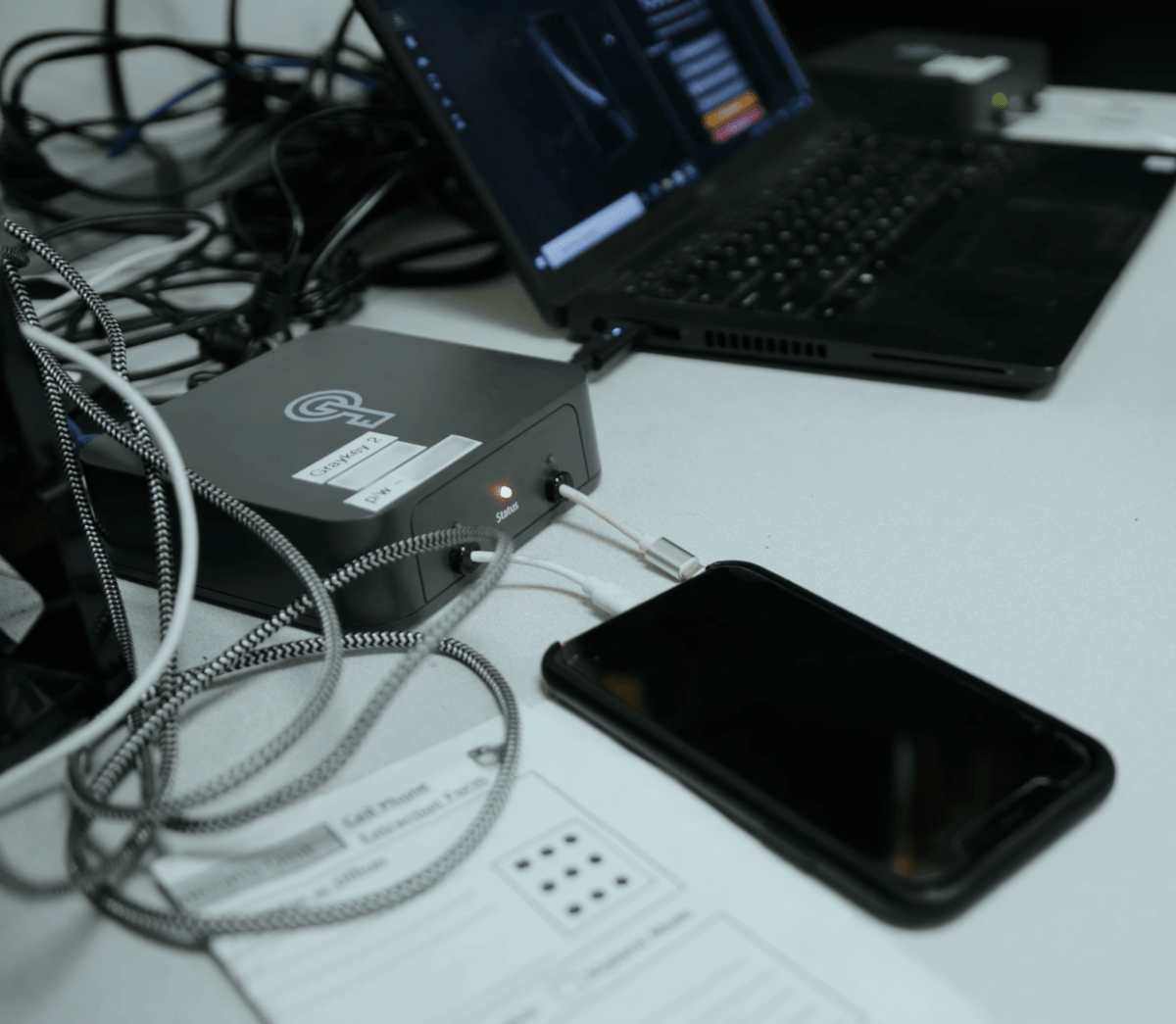 ICE підписує новий контракт на 3 мільйони доларів на технологію для прослуховування телефонів