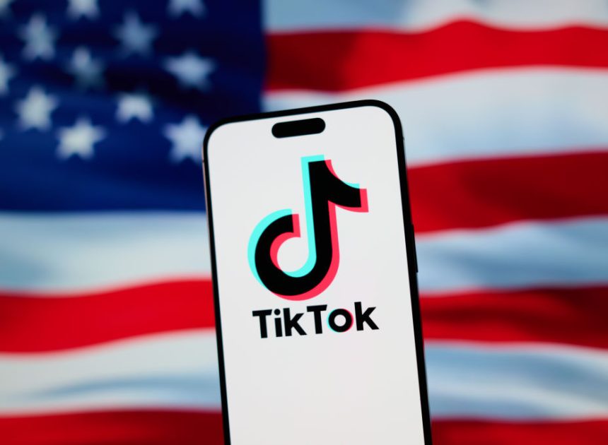 Трамп і Сі готуються до “історичної угоди” по TikTok: що це означає для глобальних технологій та нашої приватності?