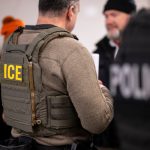 Як ICE вловлює телефони через фальшиві вишки: небезпечна реальність сучасного спостереження