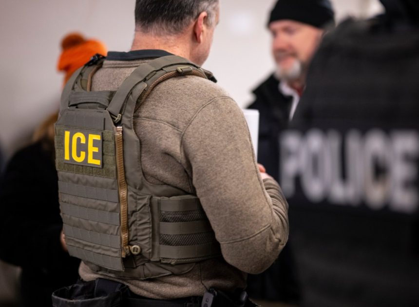 Як ICE вловлює телефони через фальшиві вишки: небезпечна реальність сучасного спостереження