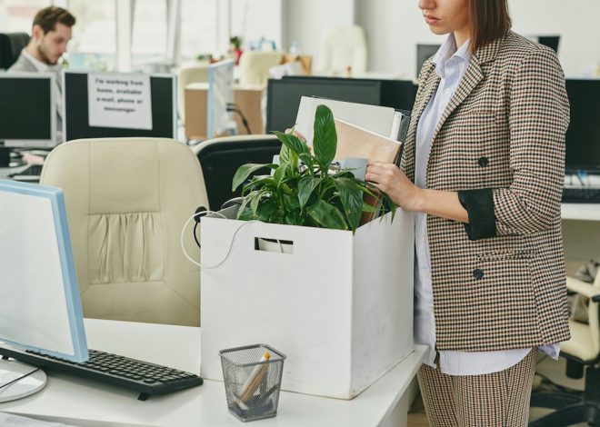 Інновації штучного інтелекту та скорочення витрат: чому волна звільнень зросла на 175% за рік