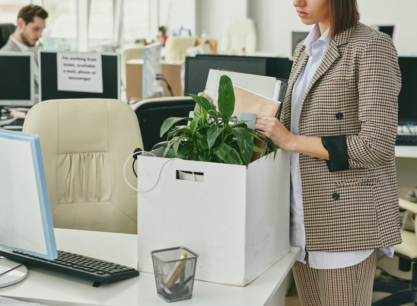 Інновації штучного інтелекту та скорочення витрат: чому волна звільнень зросла на 175% за рік