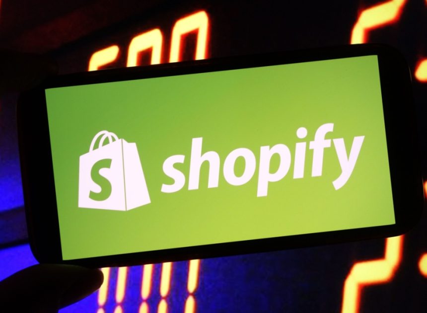 Чи зможе штучний інтелект революціонізувати e-commerce: неймовірний ріст замовлень на Shopify на 1100%