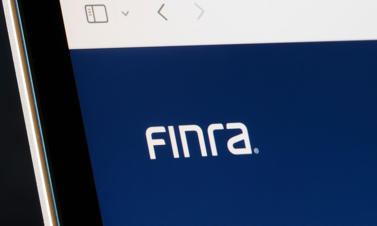 Фінансові операції під загрозою: FINRA виявила прогалини в нагляді на фоні стрімкого зростання генетичної штучної інтелекту