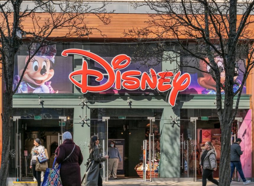 Disney та OpenAI: Сора стає творцем AI-відео з легендарними персонажами!