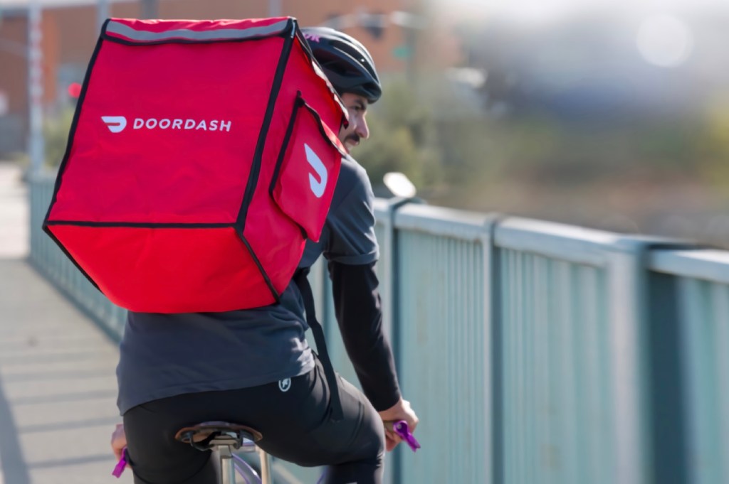 Водій DoorDash у центрі скандалу: кримінальні звинувачення за отруєння їжі клієнтів!