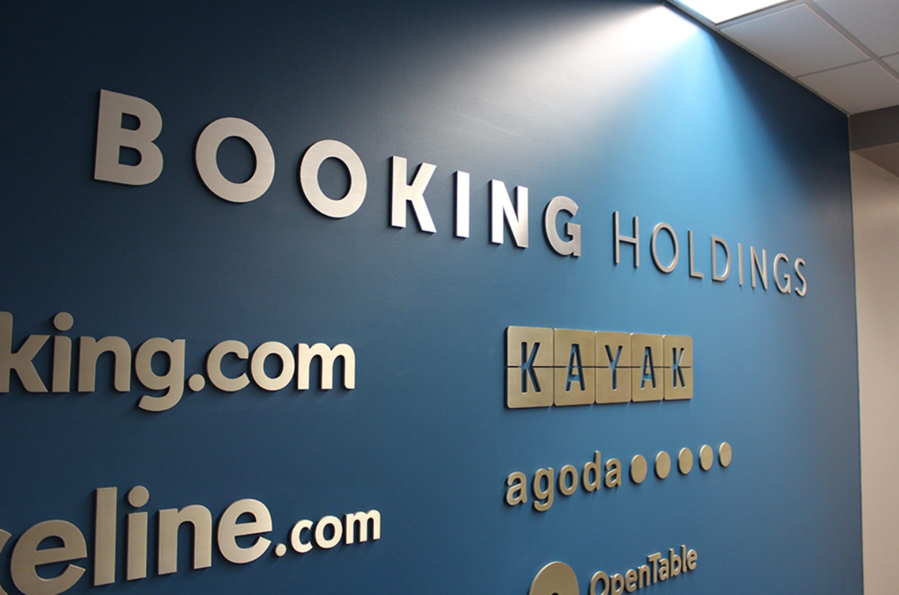 Booking Holdings знижує витрати на обслуговування клієнтів на 10%