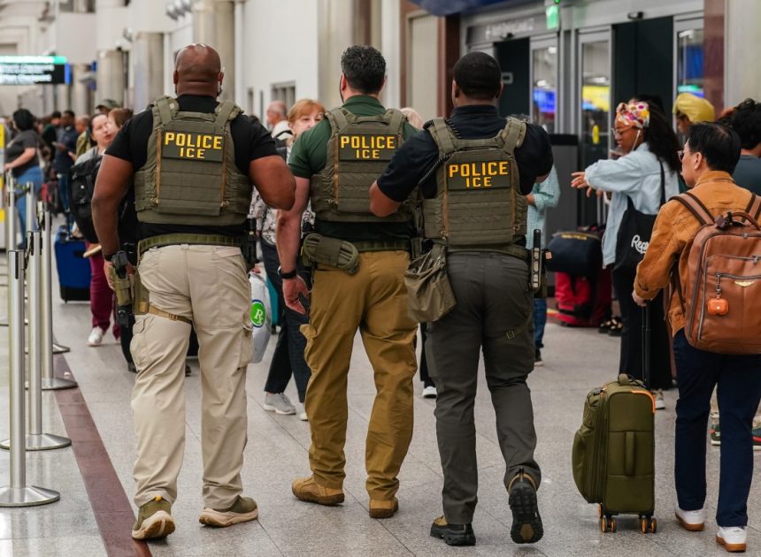 Операція на межі закону: арешти іммігрантів в аеропортах під час термінових заходів Трампа щодо безпеки