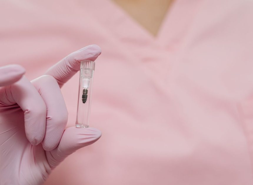 Science Corporation імплантувала чіп пацієнту з хворобою Штаргардта